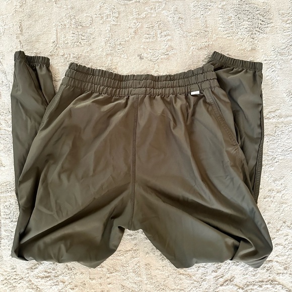 Olive green light weight Vuori Joggers - Medium - Picture 4 of 5
